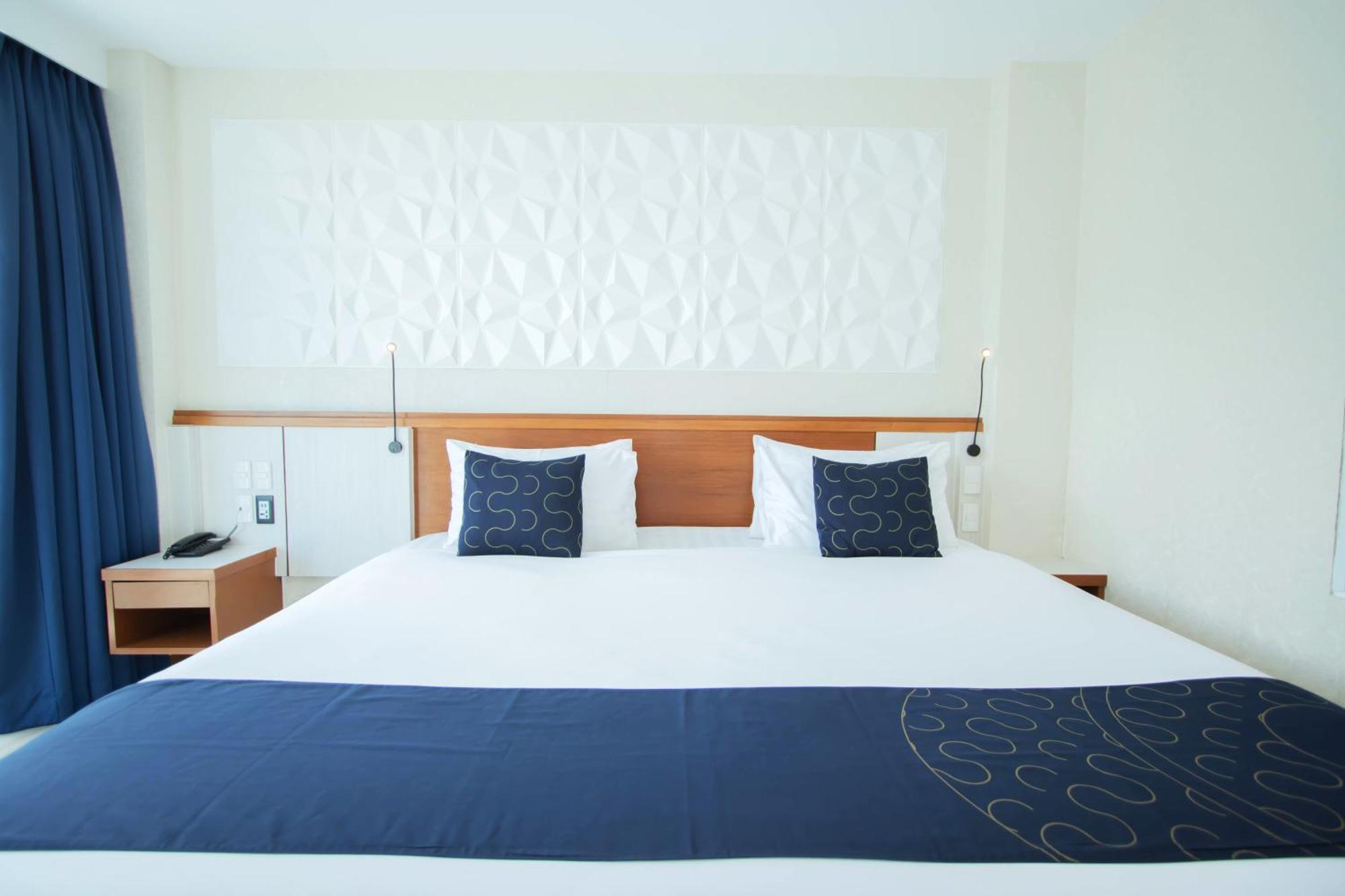 Sira Grande Hotel And Spa - SHA Extra Plus Patong Exterior foto