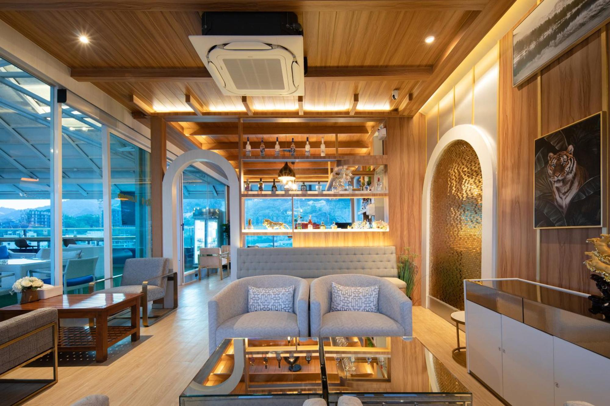 Sira Grande Hotel And Spa - SHA Extra Plus Patong Exterior foto
