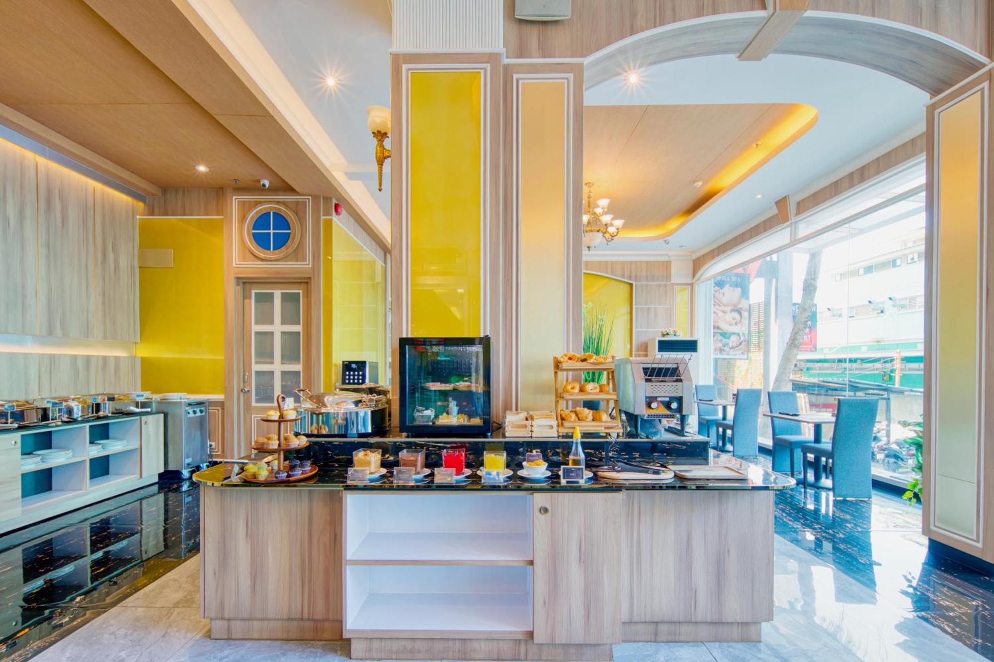 Sira Grande Hotel And Spa - SHA Extra Plus Patong Exterior foto